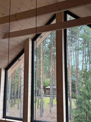 A room with large windows offering a view of a forested area. - Modern Barn with SPA, 5 km from Zegrze Reservoir (Beniaminów)