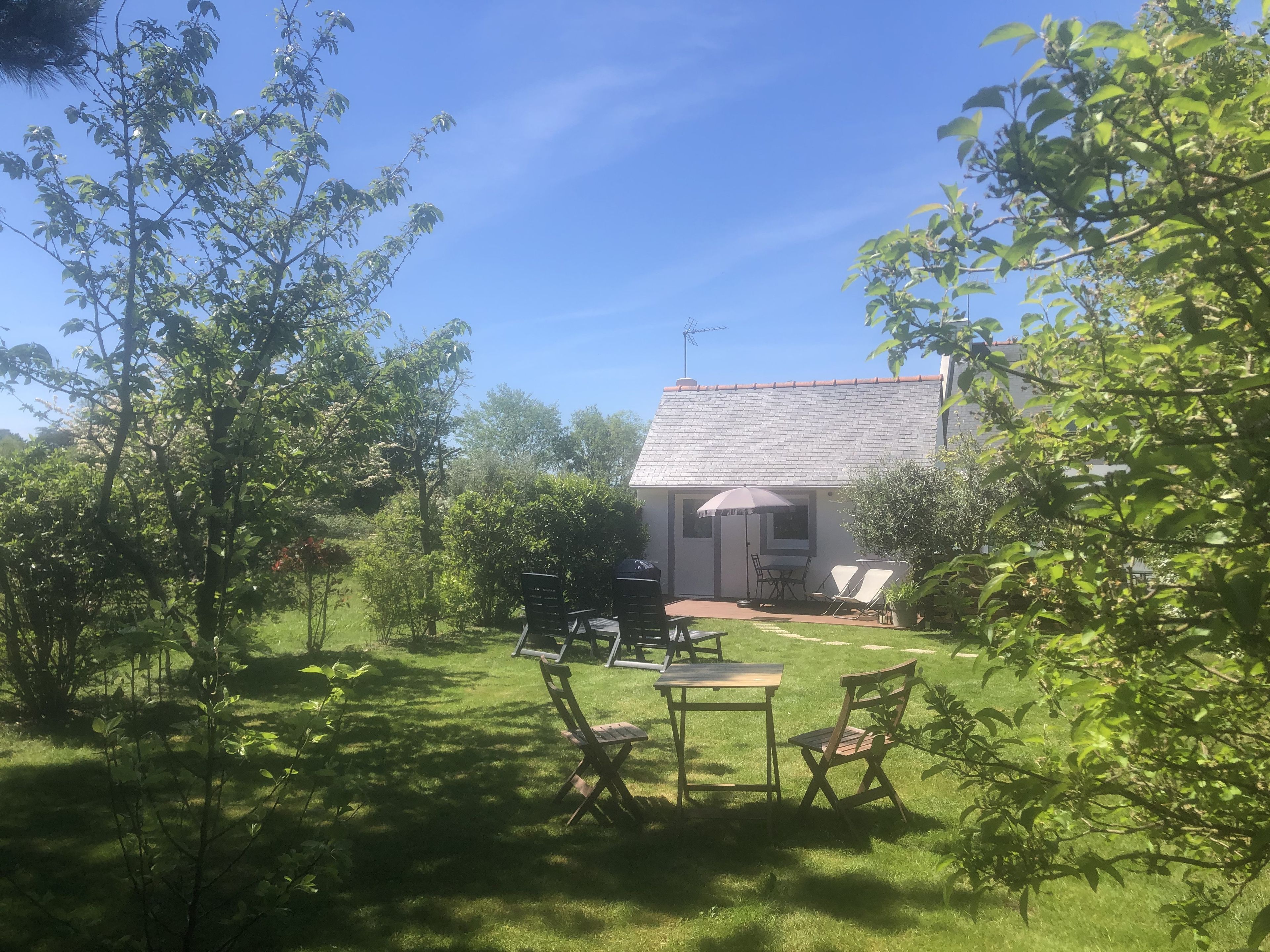 Una casa con un patio, un tavolo e due sedie.
