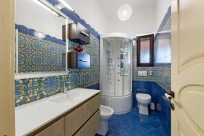 A bathroom with a shower, toilet, and sink. - Apartment 'Borgo Ritrovato - Casa Ulivo' with Private Terrace, Wi-Fi and Air Conditioning (Patù)
