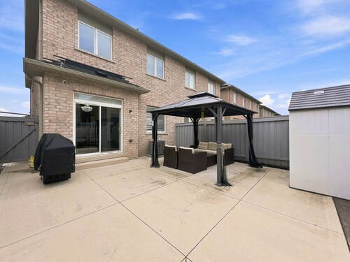 Bright Home: Furnished Patio, Fast WiFi & Parking