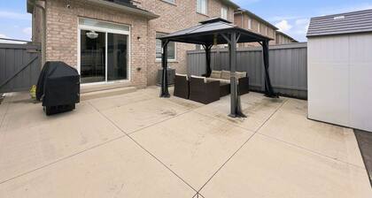 Bright Home: Furnished Patio, Fast WiFi & Parking