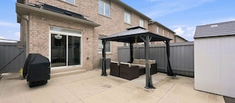Bright Home: Furnished Patio, Fast WiFi & Parking