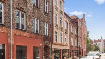 Una fila di edifici a più piani con ampie vetrate e una strada di fronte.
