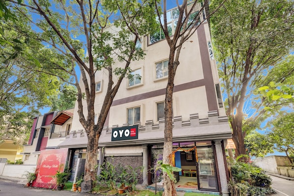 Un hotel con un letrero que dice 'OYO HOTEL SAHASRA' y una entrada visible.