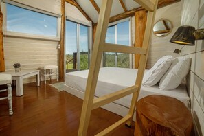 A bedroom with a wooden ladder, a bed, a desk, and a chair. - Country House 'Terra Vine Collection - Green Leaf' with Wi-Fi and Air Conditioning (Αρκάδιοι)
