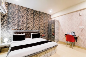 A hotel room with a bed, a desk, and a chair. - Collection O Ayodhya Near Airport (Ayodhya)