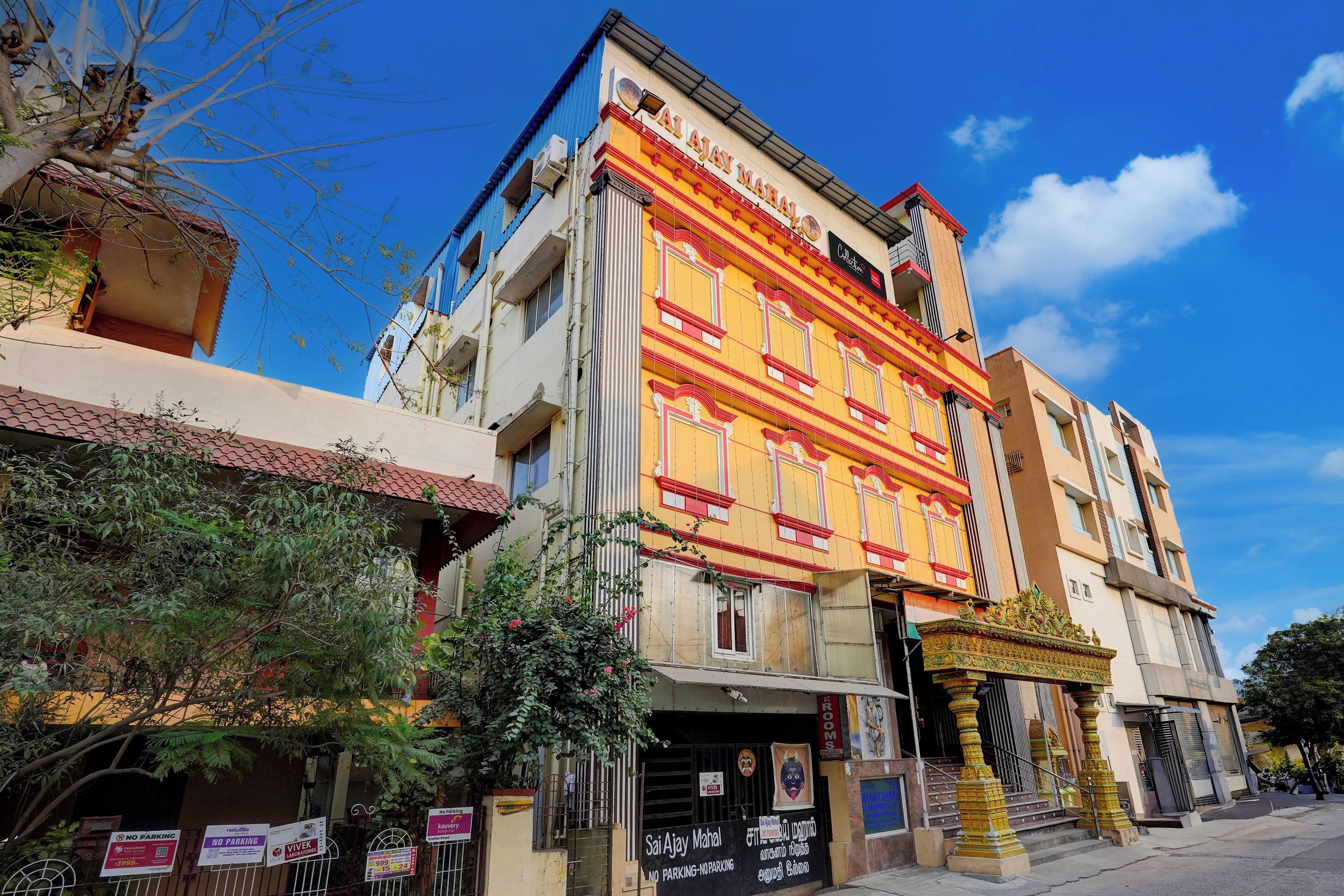 Un edifici de diversos pisos amb un cartell ben visible per 'Sai Jay Mahal'.