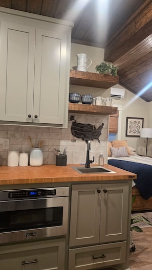 Private kitchen - The HomeTown Cottage (Laurel)
