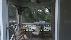 Outdoor dining - The HomeTown Cottage (Laurel)