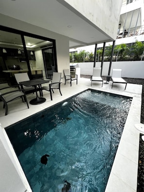 A modern outdoor pool area with a dining set and chairs. - New Listing • Dos Mangos • 3BR Walk to Beach • Playas del Coco (Playas del Coco)