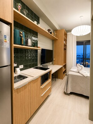 A modern kitchen with a built-in microwave, a kettle, and a coffee machine. - SETIN 2304 (São Paulo)