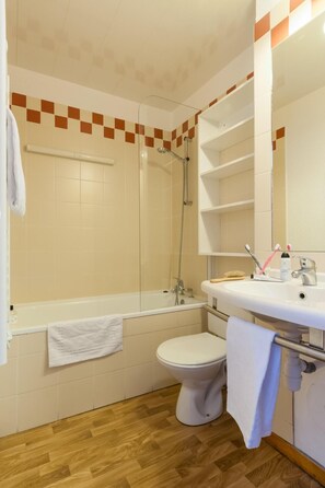 A bathroom with a bathtub, toilet, and sink. - Wifi, 10m from ski slopes, sauna, hammam, ski locker, 22-25m², Val Thorens (Val Thorens)
