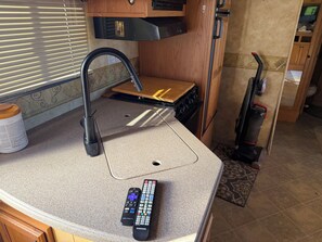 Private kitchen - Perfect campground for a relaxing outdoor escape in Huntingdon. (Huntingdon)