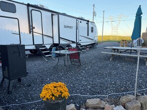 Outdoor dining - Perfect campground for a relaxing outdoor escape in Huntingdon. (Huntingdon)