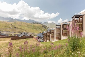A hotel with multiple balconies overlooking a mountainous landscape. - Wifi, 10m from ski slopes, ski locker, 35m², Val Thorens (Val Thorens)