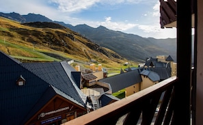 A hotel with a view of mountains, a balcony, and a sign for 'Pierre&Vacances.' - Wifi, 10m from ski slopes, balcony, ski locker, 54m², Val Thorens (Val Thorens)
