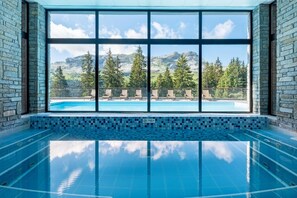 A swimming pool with a view of mountains and trees through large windows. - Wifi, 5m from ski slopes, swimming pool, sauna, hammam, balcony, ski locker, 68-80m², Flaine (Flaine)