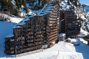 A multi-story hotel with balconies, situated in a snowy mountainous area. - 10m from ski slopes, balcony, ski locker, 21m², Avoriaz (Avoriaz)