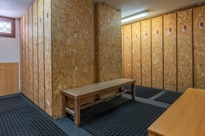 A locker room with wooden lockers, a bench, and a small table. - 10m from ski slopes, balcony, ski locker, 24m², Avoriaz (Avoriaz)