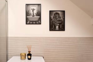 A bathroom with a checkered floor, a bathtub, and two framed artworks on the wall. - 2 Bedrooms 2 Baths · Lift · 6 min to Accademia (FIRENZE)