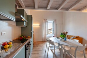 A modern kitchen with a dining area, wooden flooring, and a view of the outside. - 2 Bedrooms 2 Baths · Lift · 6 min to Accademia (FIRENZE)