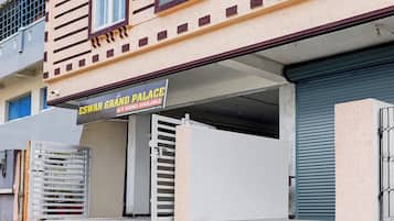 A building with a sign indicating available A/C rooms.