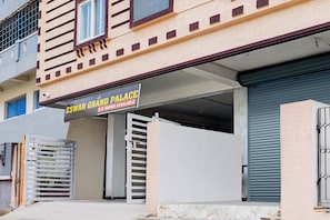 A building with a sign indicating available A/C rooms.