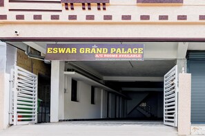 Señal que indica 'ESWAR GRAND PALACE', con habitaciones con aire acondicionado disponibles.