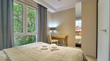 Une chambre à coucher avec un grand lit, un bureau et une chaise.