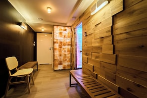 A room with a wooden wall, a bench, and a chair. - Dom Solny (Polanica-Zdrój)