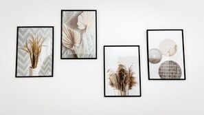 Cuatro obras de arte enmarcadas en una pared.