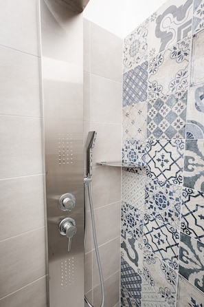 A shower with a handheld showerhead and a wall-mounted control valve. - Room 'Le Dimore Di Nonna Nina - 2' with Shared Terrace, Wi-Fi and Air Conditioning (Taviano)