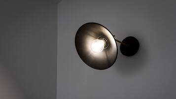 Eine Wandleuchte mit einer Glühbirne.