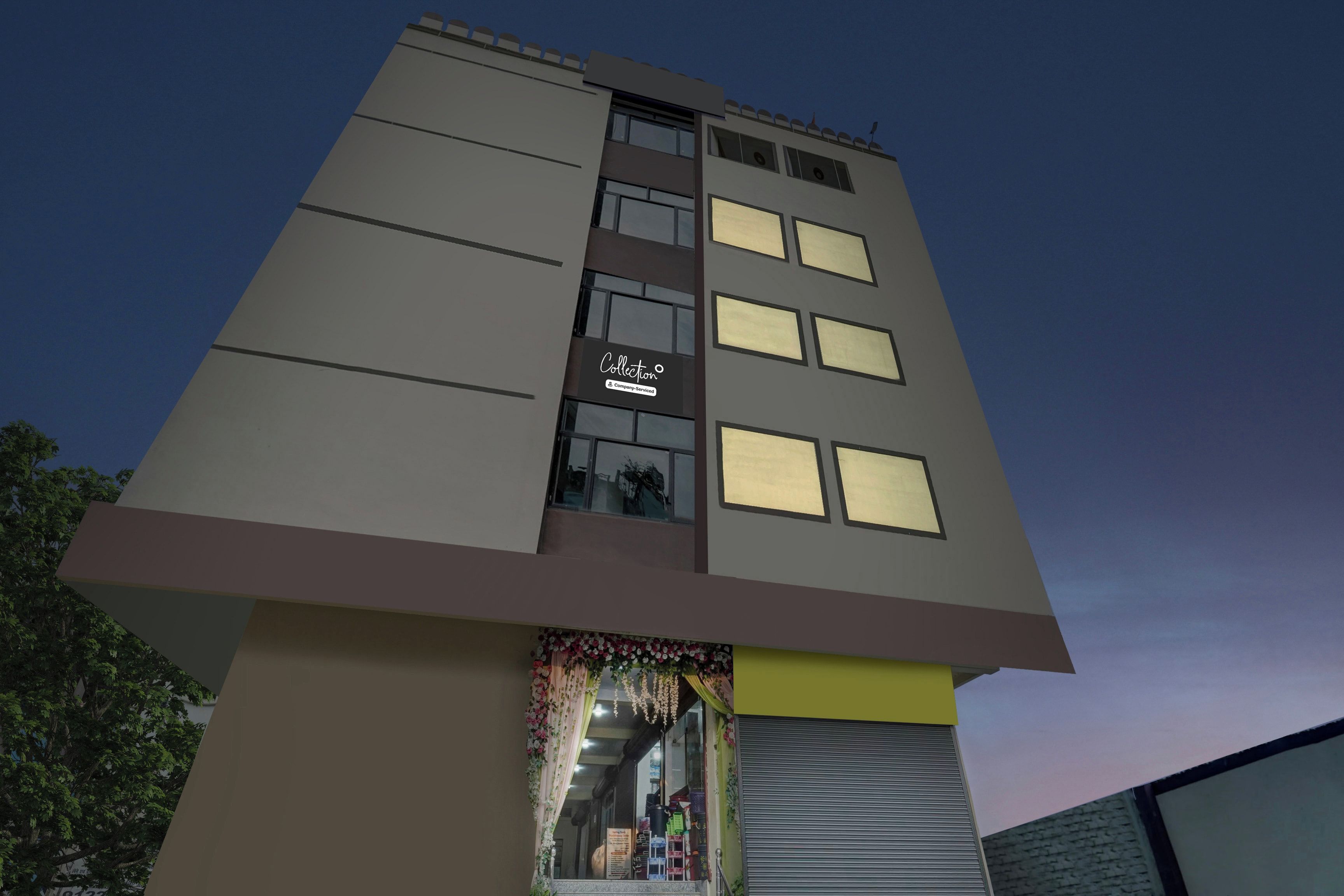 Un edificio de varios pisos con techo plano y escaparate en la planta baja.