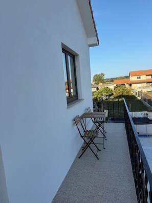 Outdoor dining - Cozy 3-bedroom holiday home in the village of Apúlia (Apúlia)