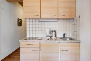 A small kitchenette with a countertop, a coffee maker, a kettle, and a sink. - Apartment 'Frelich  1' with Mountain View, Shared Pool and Wi-Fi (Lagundo)