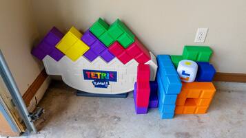 Un área de juegos temática de Tetris con bloques de colores y el logotipo de Tetris.