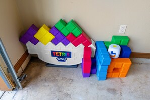 Un área de juegos temática de Tetris con bloques de colores y el logotipo de Tetris.