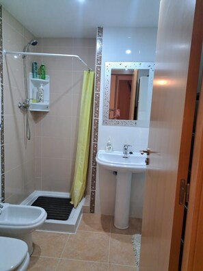 A bathroom with a shower, toilet, and sink. - Mediterranean Vacation Rental (Valencia) – Just 100 m from the Beach (Platja de Nules)