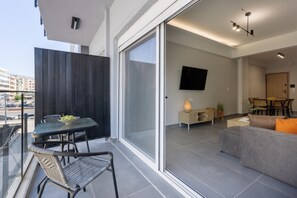 A modern apartment with a balcony, a dining area, and a living room. - 3bdr Apartment in Kallithea (Kallithea)
