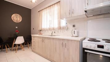 Una cocina moderna con una isla central, estufa y pileta.