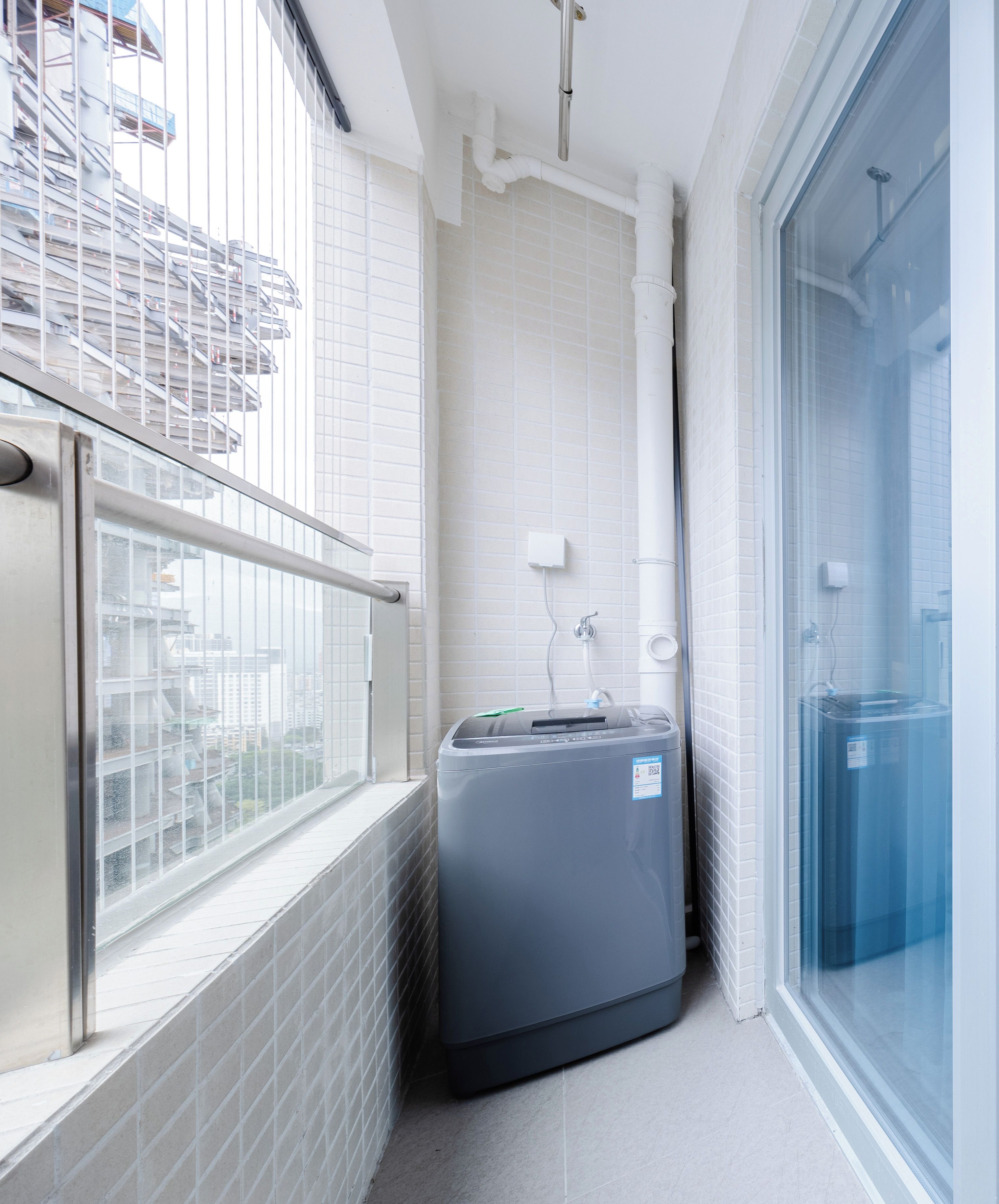 Un baño pequeño con ventana, un perchero y un calentador de agua.