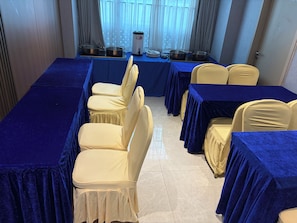 A conference room with tables and chairs, a coffee machine, and a window with curtains. - Gepai Cityview Hotel Futian Expo (Shenzhen)