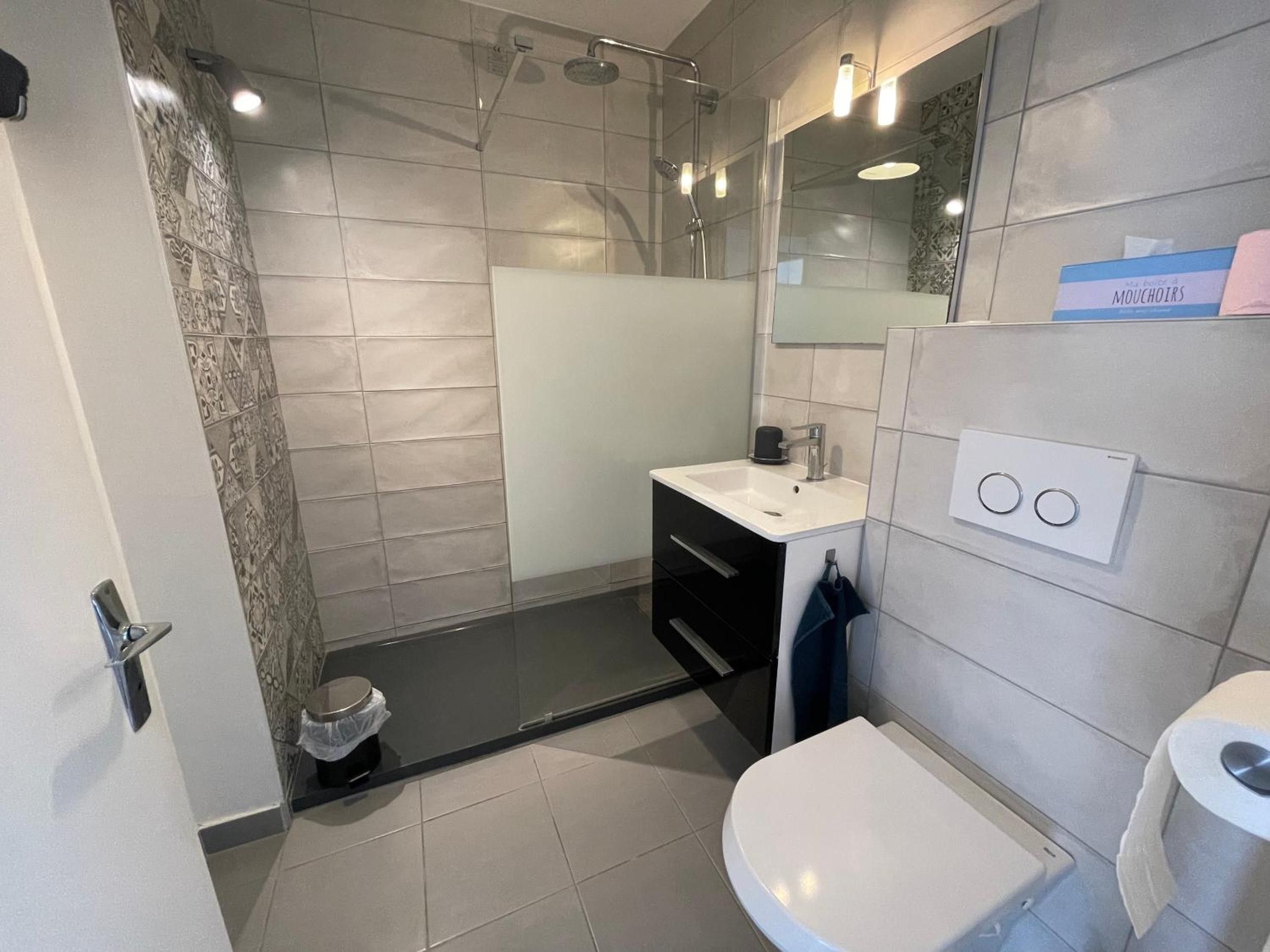 Ein modernes Badezimmer mit Dusche, Toilette und Waschbecken.