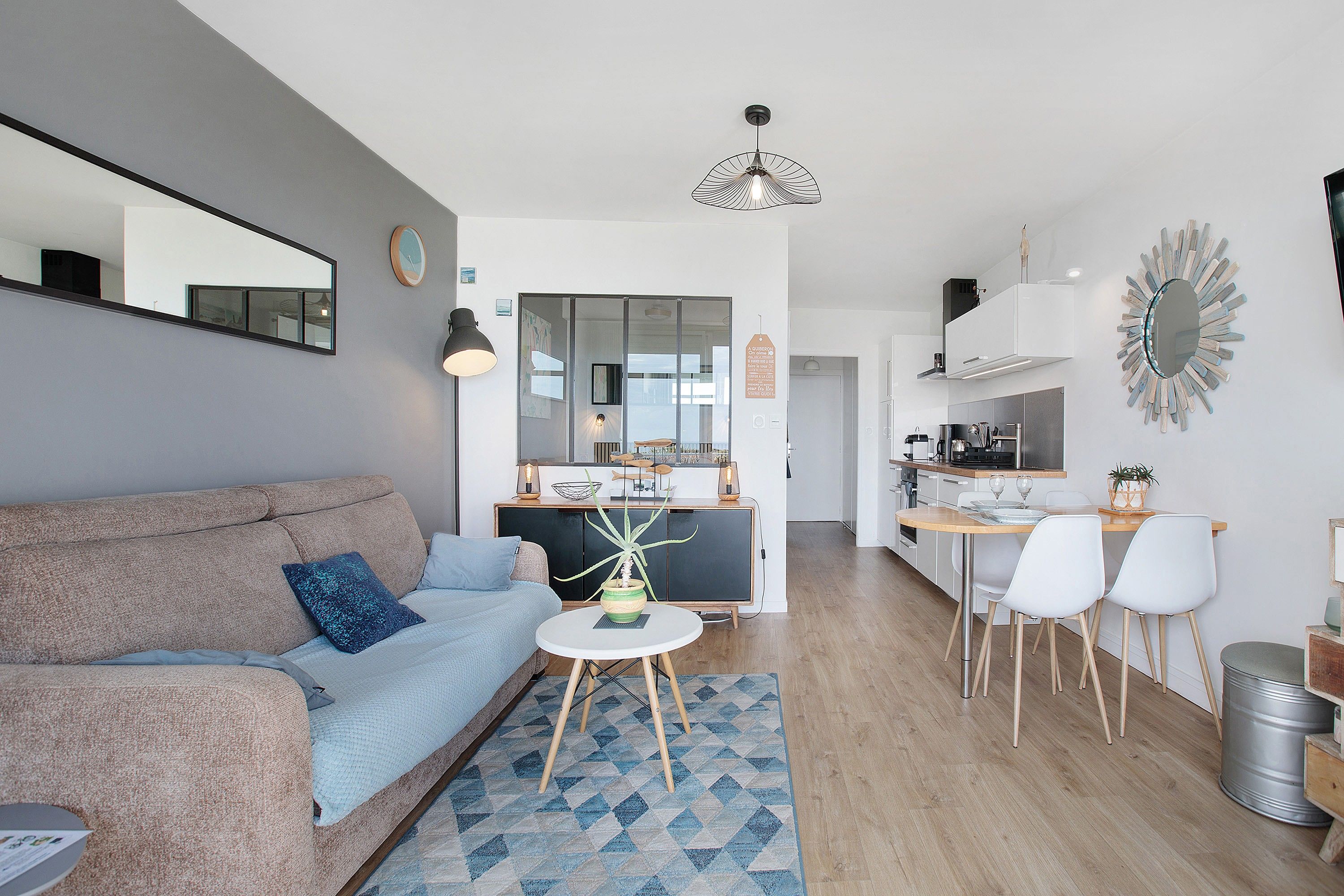 Un salon moderne avec un canapé, une table basse et un tapis.