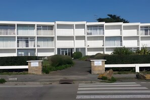 A multi-story residential building with balconies and a gated entrance. - Apartment 'Goulvars' with Sea View - Quiberon (Quiberon)