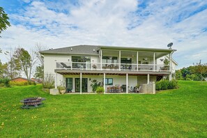 Ein zweistöckiges Haus mit überdachter Veranda und Satellitenschüssel.