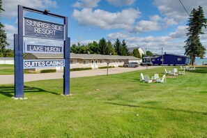 Naamplaatje voor Sunrise Side Resort, met uitzicht op het Huronmeer en suites en cabins.
