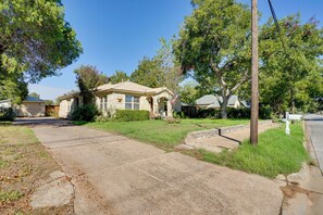 A residential street with houses, a sidewalk, and a mailbox. - Adorable 1930s Cottage: Downtown + Dog Friendly (Granbury)