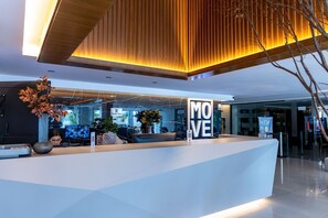 A modern reception desk with a 'MOVE' sign, a glass wall, and a wooden ceiling. - Move #801 - Apartment With Balcony by Carpediem (João Pessoa)